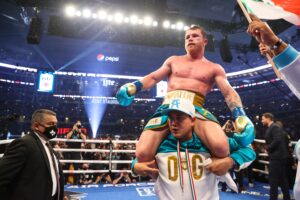 El "Canelo" vence a Saunders tras ocho asaltos y le quita su cinturón