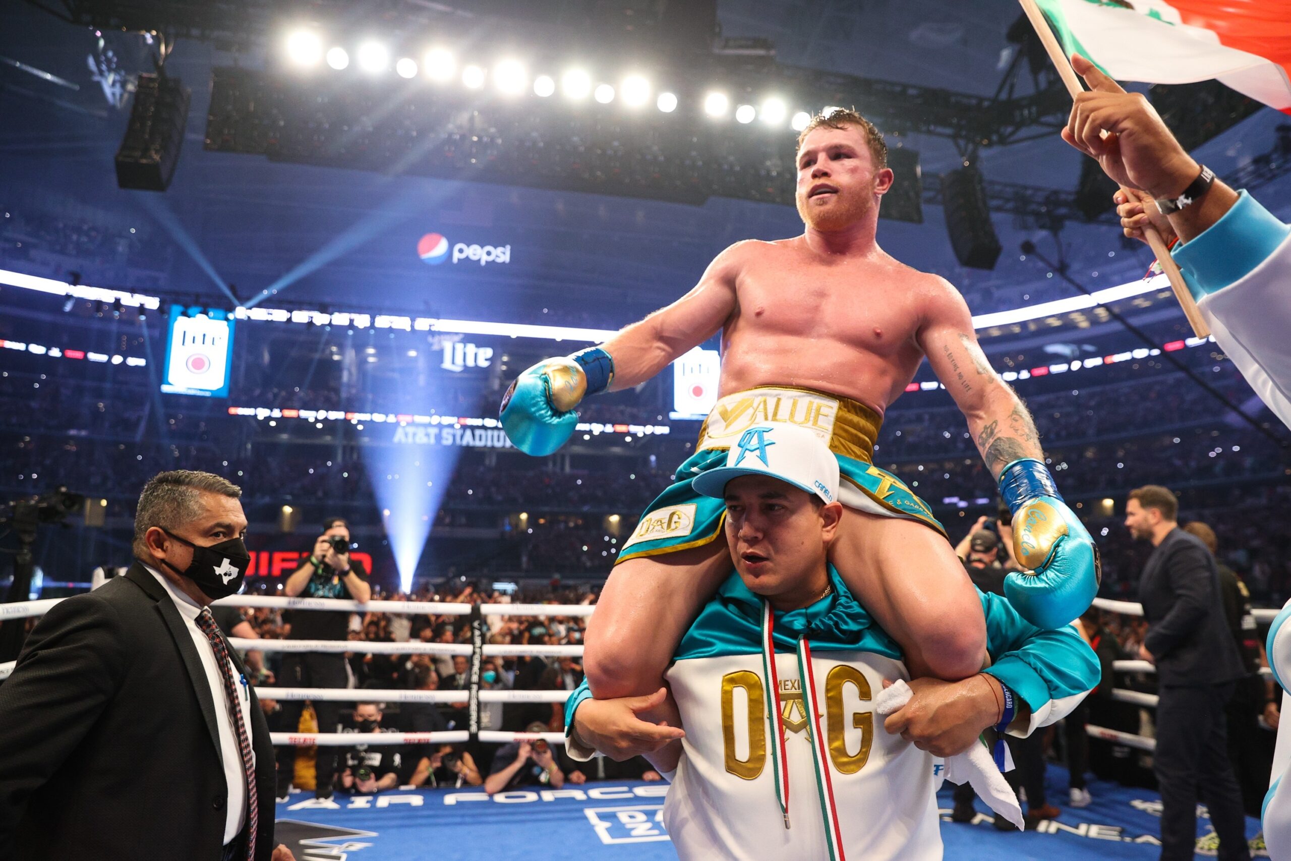 El "Canelo" vence a Saunders tras ocho asaltos y le quita su cinturón