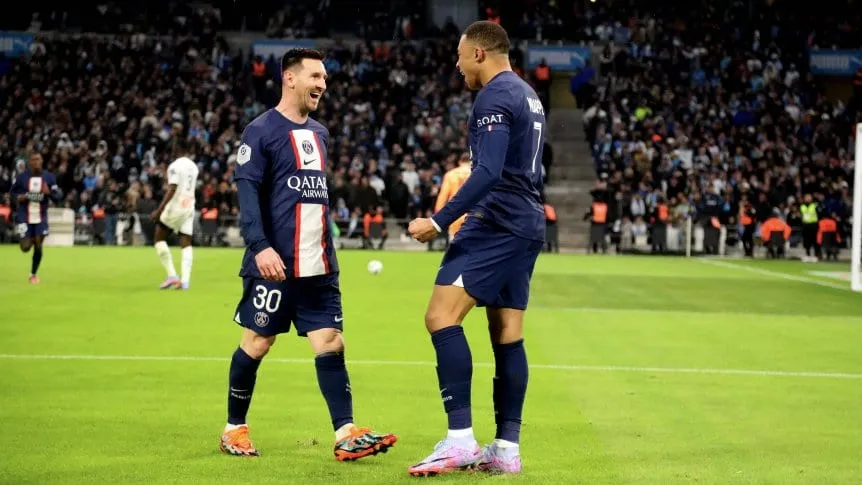 abrazo-de-gol-entre-messi-y-mbappe-en-psg_862x485