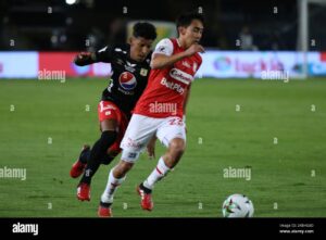 fabian-sambueza-de-independiente-santa-fe-controla-el-balon-en-bogota-colombia-el-21-de-febrero-de-2020-foto-de-daniel-garzon-herazo-nurphoto-2kbhg8d