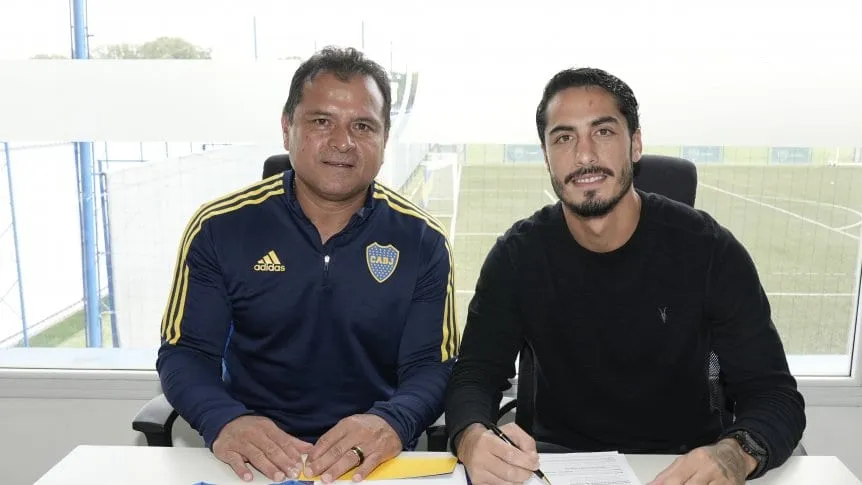 figal-firmo-la-renovacion-de-su-contrato-con-boca-junto-a-marcelo-delgado-del-consejo-de-fubtol-boca_862x485