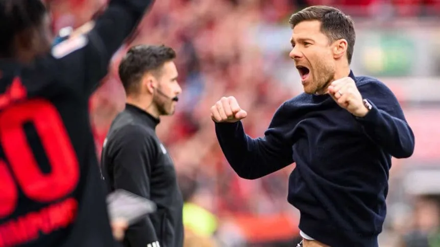 festejo-de-xabi-alonso-tras-la-consagracion-de-bayer-leverkusen-en-la-bundesliga_862x485