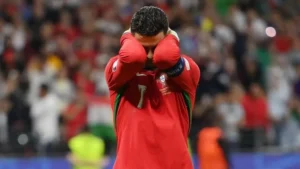 cristiano-ronaldo-se-agarra-la-cabeza-tras-errar-un-penal-en-el-alargue-de-portugal-eslovenia-por-la-eurocopa-2024_862x485