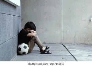 CHICO LLORANDO SOBRE UNA PELOTA