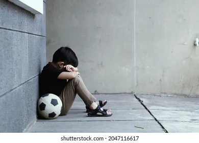 CHICO LLORANDO SOBRE UNA PELOTA