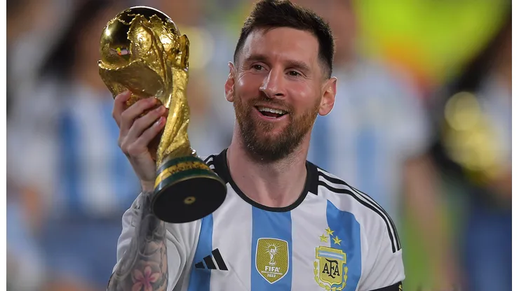Lionel-Messi-en-la-Seleccion-Argentina-y-con-la-Copa-del-Mundo-740x416